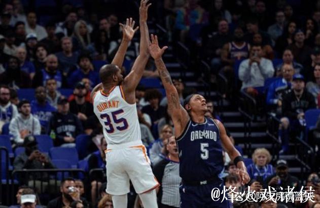 杜兰特上半场6投4中,三分1中1得到14分3篮板1助攻1封盖 杜兰特上半场6投4中,三分1中1得到14分3篮板1助攻1封盖